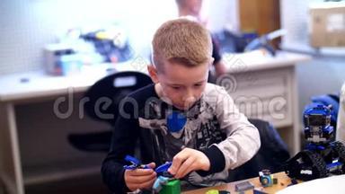这个10岁的男孩，从立方体、盘子、电路、电线中扮演设计师。 <strong>小发明</strong>家创造机器人