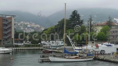 <strong>私人游艇</strong>停靠在意大利斯佩齐亚港，在利古里亚海积极旅游