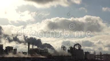 工厂排放的烟雾和烟雾从管道在雾多云，污染物进入大气。 环境污染
