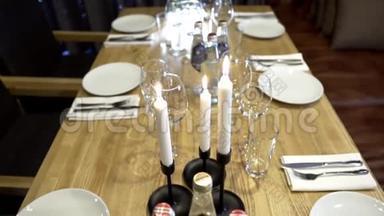 装饰的餐桌，为居家度假盛宴.. 行动。 提供简易餐桌的晚间宴会，为您提供<strong>家居用品</strong>。