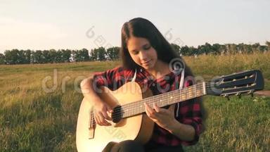 日落时分，少女在草地上弹吉他