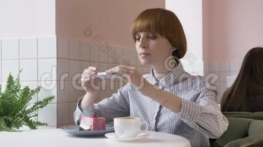 年轻漂亮的红发<strong>女孩</strong>坐在咖啡馆里做蛋糕的照片。 今天的问题，<strong>社交网络</strong>。 60英尺