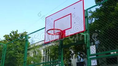 运动动力。 <strong>街头</strong>篮球。 这名球员在<strong>街头</strong>球场的篮筐中得分. 训练游戏