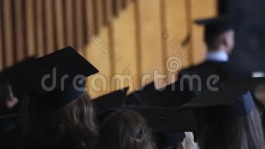 快乐的女毕业生走上舞台，获得荣誉文凭