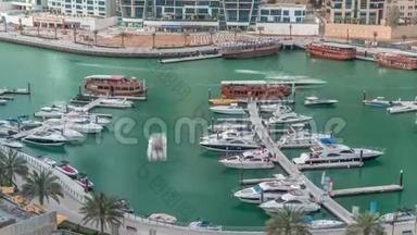 豪华游艇停在迪拜码头码头码头码头，城市鸟瞰时间