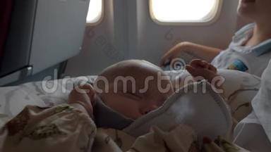 宝宝和家人一起坐飞机，梦醒后醒来