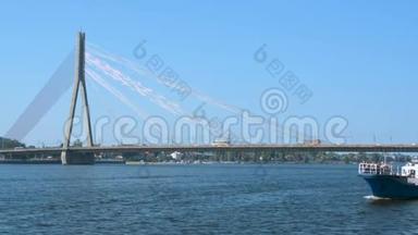 里加河渡船旅游景点前有一座电缆桥，<strong>周</strong>末<strong>夏季</strong>观光游览