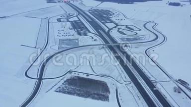 冬季波兰高速公路的鸟瞰图
