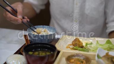 一个年轻人在日韩咖啡厅慢镜头拍摄亚洲美食