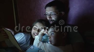 父亲带着小孩在睡觉前上网
