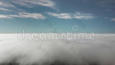 空中射击。 美丽的飞行在火山谷上空的云层之上。 西班牙加那利群岛特内里费。 的概念
