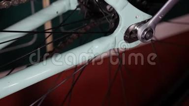 从后自行车轮4k上旋开螺母的特写镜头