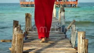 两帧视频。 Phu Quoc岛。 那个女人在<strong>木墩</strong>上出海。 双腿合拢。 女人光着脚