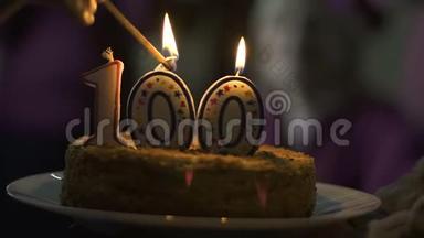 手点燃蛋糕上的蜡烛100支，公司<strong>周年庆典</strong>，仪式