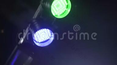 在迪斯科俱乐部的聚会上，特写<strong>舞台</strong>灯光、聚光灯在绿色、蓝色、红色中闪闪<strong>发光</strong>。 4k