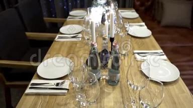装饰的餐桌，为居家度假盛宴.. 行动。 提供简易餐桌的晚间宴会，为您提供家居用品。