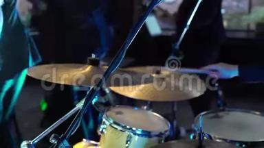 鼓手在音乐会上打鼓。 音乐家用鼓棒在舞台上演奏打击乐。