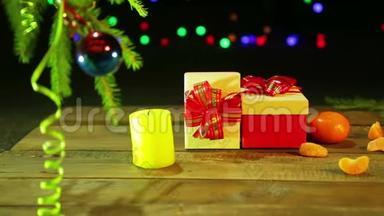 圣诞树旁边的桌子上放着圣诞礼物，黑色背景上放着灯的橘子。