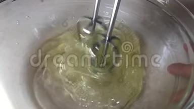 用机械搅拌器搅拌均匀蛋黄，缓慢搅拌，将蛋清