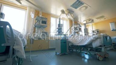 诊所的现代病房。 充满医疗设备的病房。