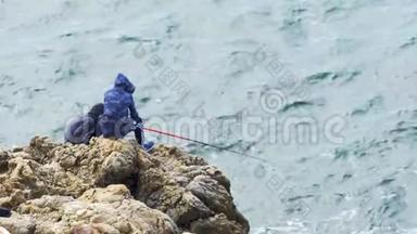 两个男孩在<strong>海边</strong>悬崖上<strong>钓鱼</strong>，爱好和放松，大自然