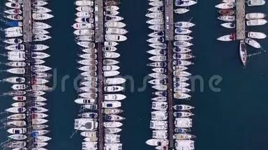 上午在希腊码头，雅典，地中海.. 航空视频拍摄.. 很多不同的游艇，大帆船