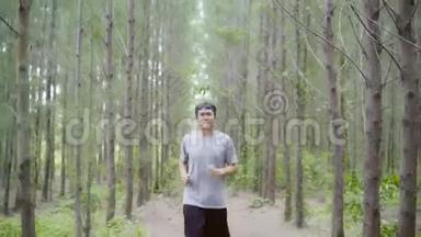 健康，英俊，年<strong>轻</strong>，<strong>运动</strong>，<strong>运动</strong>，亚洲跑步者，穿<strong>运动</strong>服装，在森林小径上跑步和慢跑。