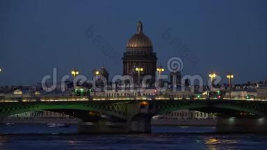五月下旬傍晚，圣以撒大教堂的圣以撒大教堂的桥和穹顶。 圣彼得堡