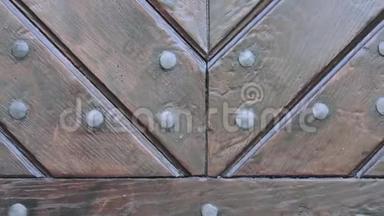 质朴的棕色木门质感.. 木门用金属铆钉碎片。