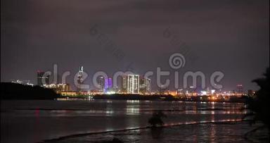 胡志明市在桥、河和摩天大楼的夜景