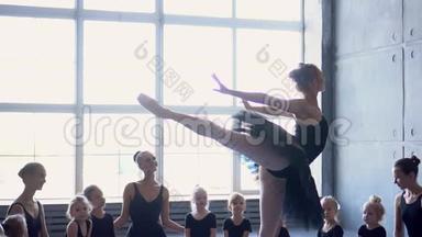 <strong>芭蕾</strong>舞学校的女舞蹈演员学会跳舞。 穿着黑色舞服训练的小<strong>芭蕾舞女</strong>。 孩子们`<strong>芭蕾</strong>