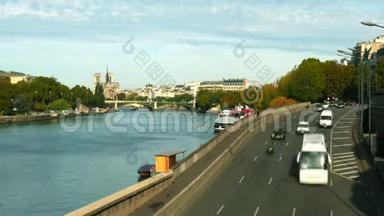 巴黎塞纳河河堤和遥远的法国巴黎圣母大教堂上的车水马龙