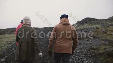 后景三人登山.. 一群年轻人一起散步，享受冰岛。