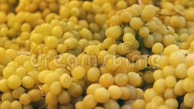 市场上水果摊上的一大堆白葡萄