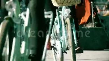 不知名的人在街上骑着古典自行车