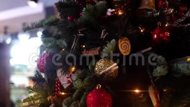 用花环<strong>装饰</strong>圣诞树的特写。 框架。 美丽的圣诞<strong>树上装饰</strong>着五颜六色的球