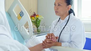 微笑着的女医生握着她住院病人的手