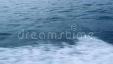 蓝色海面上的水迹从漂浮的船靠近。 带着泡沫和波浪的绿松石海水