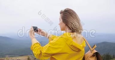 女士在山上拍照，智能手机拍照，风景优美，自然背景，欣赏风景