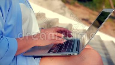 商务女士在笔记本电脑上工作，漂亮的布鲁内特穿着蓝色西装，带着笔记本电脑，漂亮的女人在工作