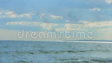 惊涛骇浪和美丽的孤独女子站在沙滩上的横向全景