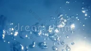 气泡在蓝色干净的海洋中上升到表面。 有人溺水。