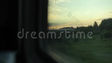 一列火车去乡下。 从窗口查看。 日落时乘火车旅行。 <strong>绿草</strong>和<strong>树木</strong>的景观