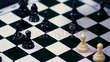 白棋棋子被黑棋子包围，是代表融合、暴力和种族主义问题的理想画面