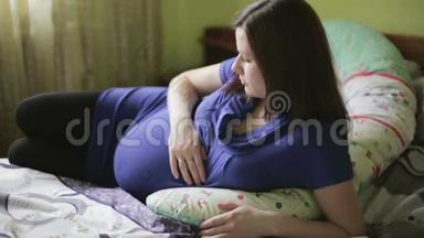 孕妇躺在床上专门为孕妇准备的长枕上..