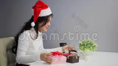 圣诞老人的女人<strong>打开</strong>了圣诞<strong>礼物盒</strong>