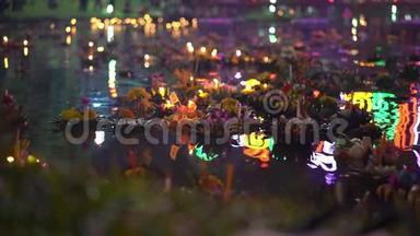 在水面上漂浮着大量的喀喇叭。 庆祝泰国传统节日-Loy Krathong