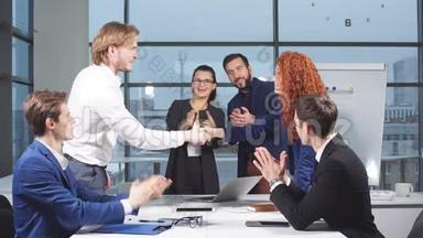 商务人士在面试时握手，而其他人则在办公室<strong>拍手</strong>。