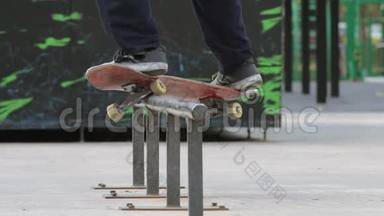 溜冰者在溜冰场的铁路上做磨刀匠<strong>史密斯</strong>，在慢动作的近距离观看