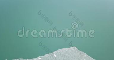 <strong>湖面</strong>上覆盖着绿冰。 <strong>湖面</strong>结冰了。 一架无人驾驶飞机的俯视镜头。